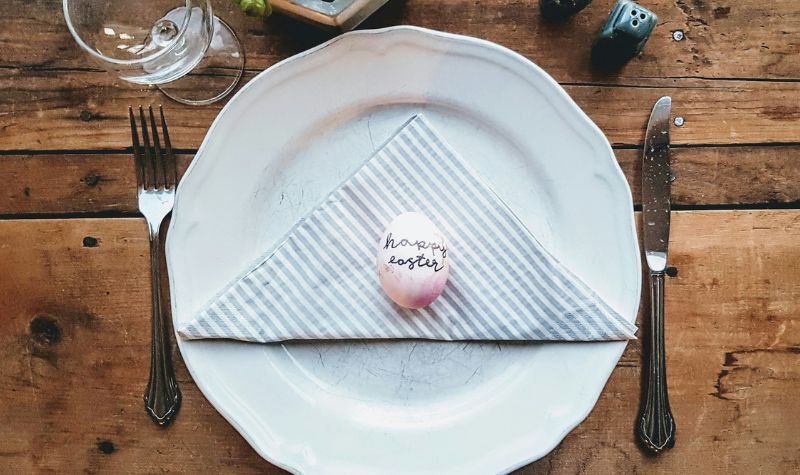 tallerken ved påskebord klar til servering af påskemad