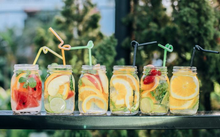 smagfulde sommerdrinks klar til servering