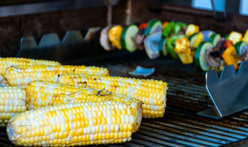 grillede majs tilberedes på grillen