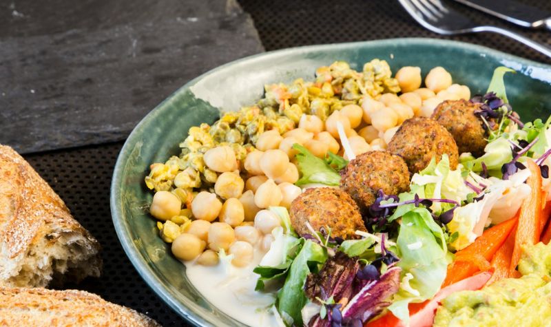 vegansk ret med kikærter, salat og falafel 