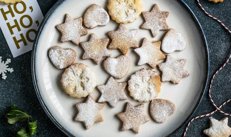 hjemmelavede julesmåkager klar til servering 