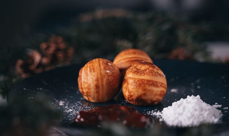 tre æbleskiver med flormelis og syltetøj