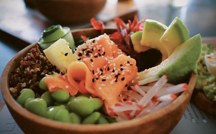 poke bowl med laks og avocado