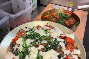 frokostordning menu med tomatsalat