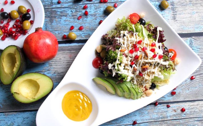 quinoa-honning salat til frokost om vinteren