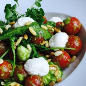 sund salat med tomat, mozzarella, pinjekerner og grønt