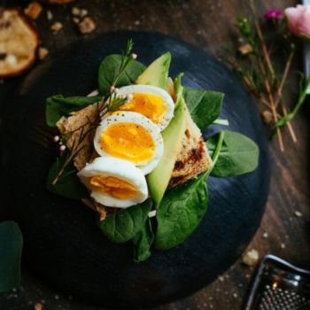 brød med æg, avocado og salat