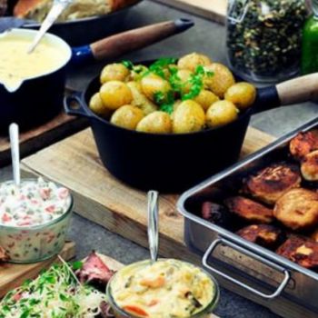 sund frokostbuffet med kartofler og kød