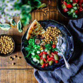 vegetarret med kikærter, grønt og nanbrød i den vegetariske frokostordning