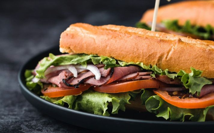 frokost sandwich med kød og salat