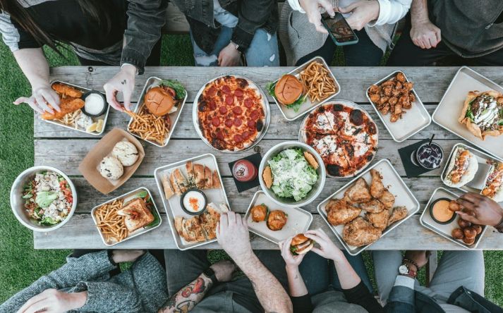 kollegaer spiser sammen i frokostpausen