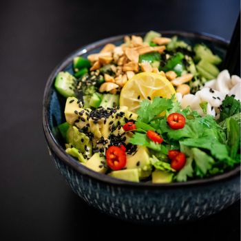 Portionsanrettet frokost salat bowl