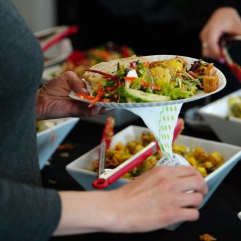 medarbejder får frokost fra frokost buffet