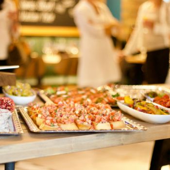 Frokost anrettet efter levering