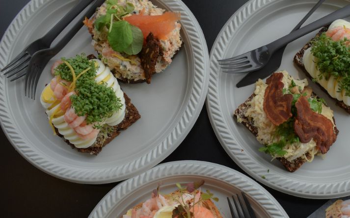 koldt frokostbord med smørrebørd