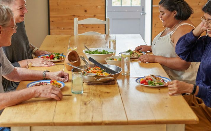 kollegaer har samtale i frokostpausen