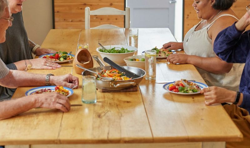 kollegaer har samtale ved frokostbordet