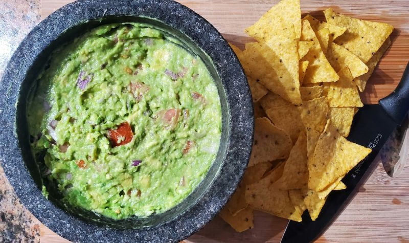 Guacamole- billede Guacamole i skål med nachos til