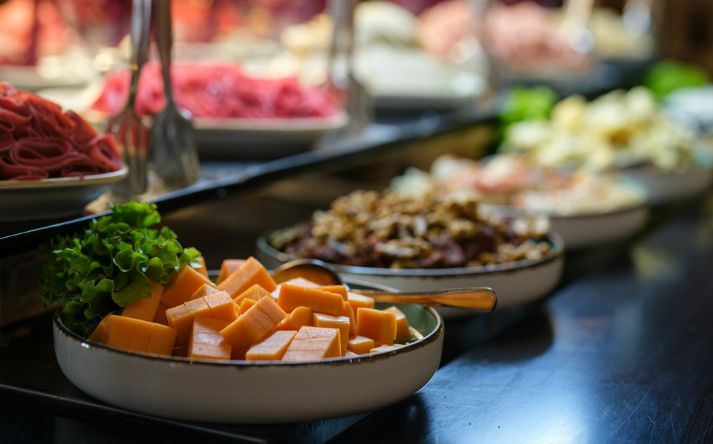 skåle i en frokostbuffet