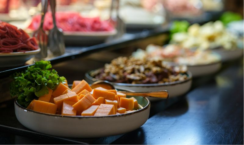 frokostbuffet med forskellige frokostretter