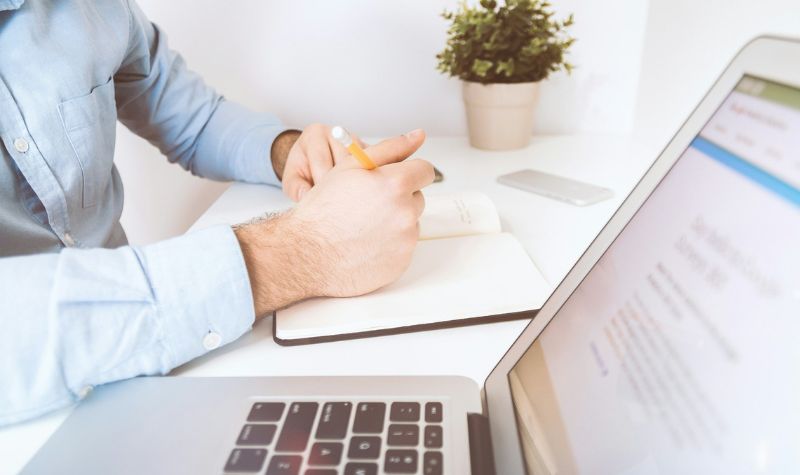 office manager administrerer frokostordning på arbejdspladsen
