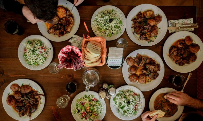frokostbord på arbejdsplads med frokostordning