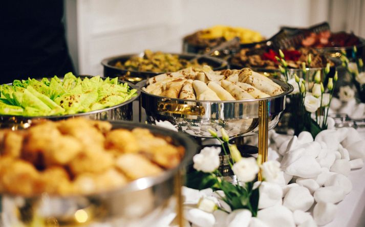 frokostbuffet med udvalg af sunde frokostretter