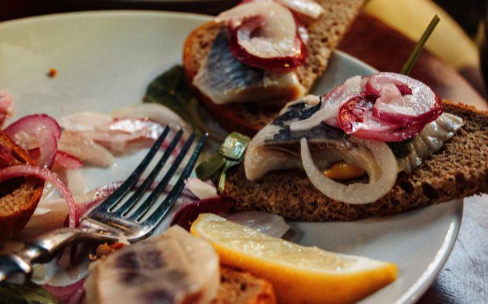 Sådan spiste man traditionel dansk frokost i Danmark.