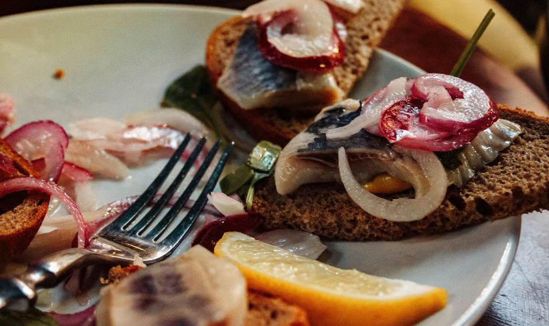 Hvordan spiste man traditionel dansk frokost i Danmark.