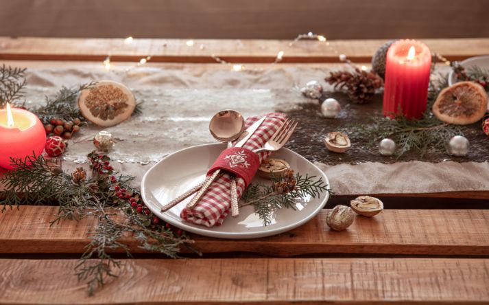 Julemad i kantinen med kolleger -